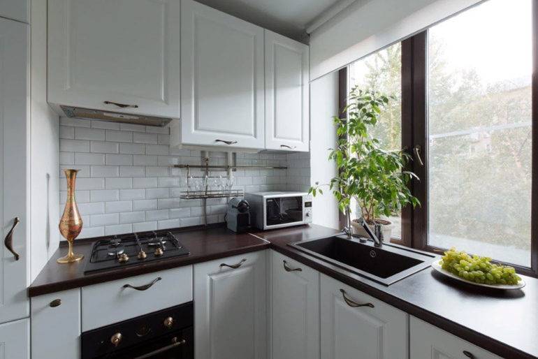 Дизайн кухни с окном: 75 оригинальных приёмов и стильных решений