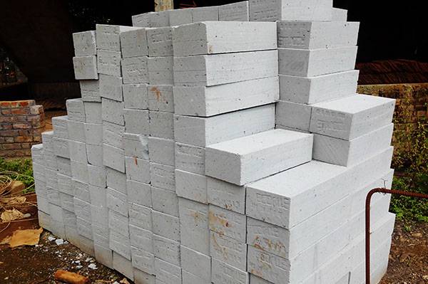 Из чего дешевле построить дом: оцениваем достоинства и недостатки газоблоков и пеноблоков