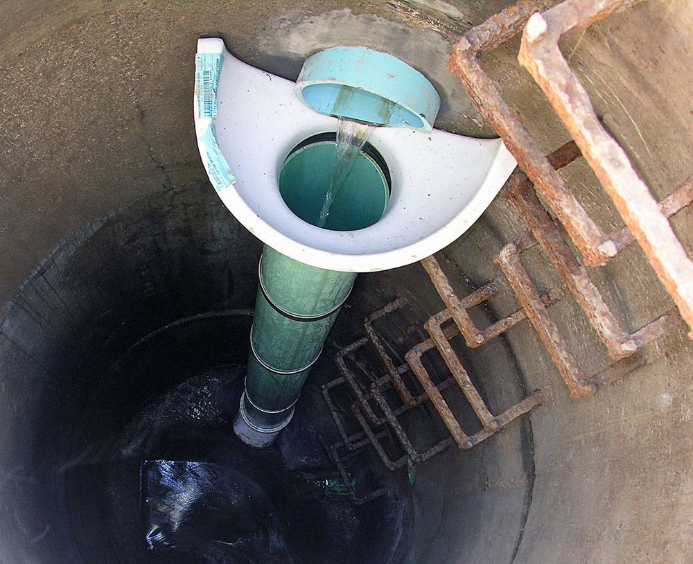 Чистка колодца на даче своими руками: дренажным насосом и приспособления для чистки +фото и видео