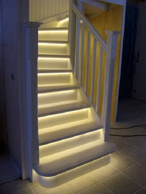 Подсветка с датчиком движения: варианты для ступеней лестницы и ночной подсветки пола в коридоре, выбор светодиодной ленты на батарейках с датчиком движения