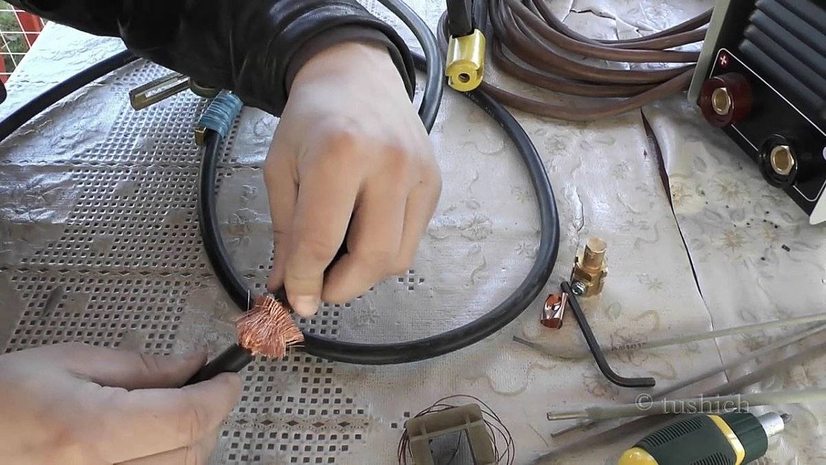 Соединение сварочных кабелей. Соединить сварочный кабель. Соединение сварочных проводов. Провода для сварочного аппарата. Соединение сварочного кабеля с аппаратом.