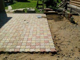 На что лучше класть тротуарную плитку? можно ли укладывать брусчатку на песок? когда надо уложить ее на бетон?