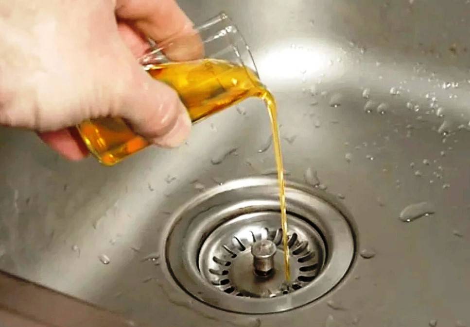 Зачем заливать подсолнечное масло в раковину