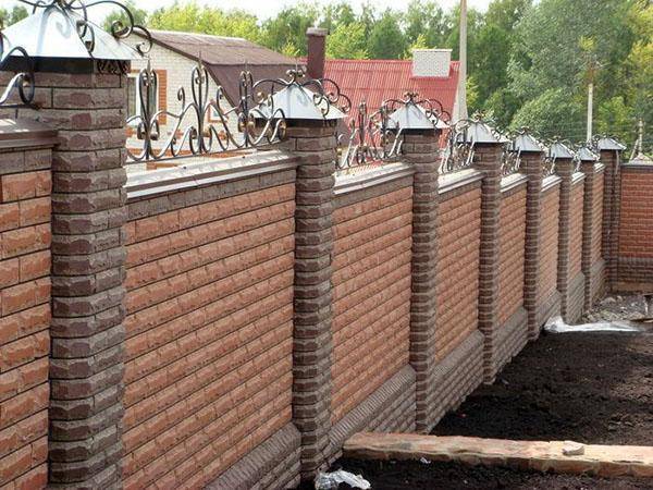 Фундамент под забор с кирпичными столбами: пошаговая инструкция и цена