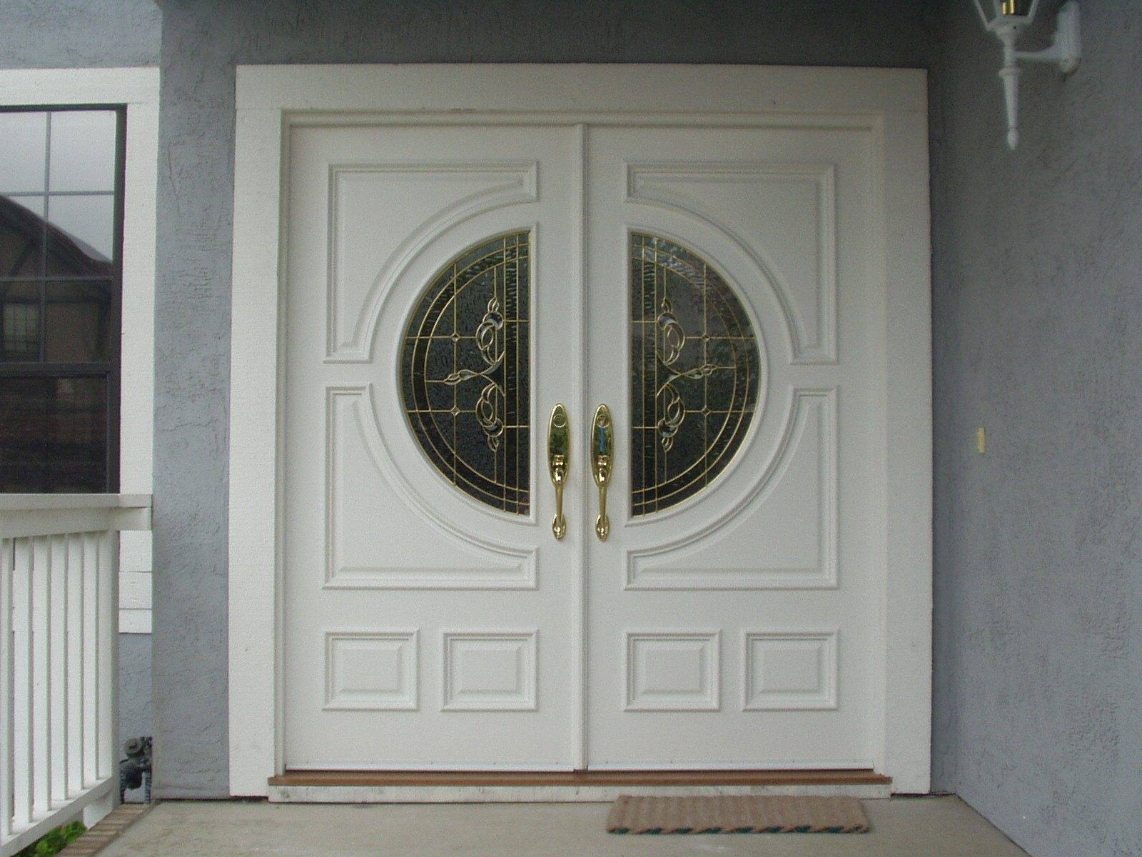 Двухстворчатые входные двери в частный дом виды и материал изготовления
