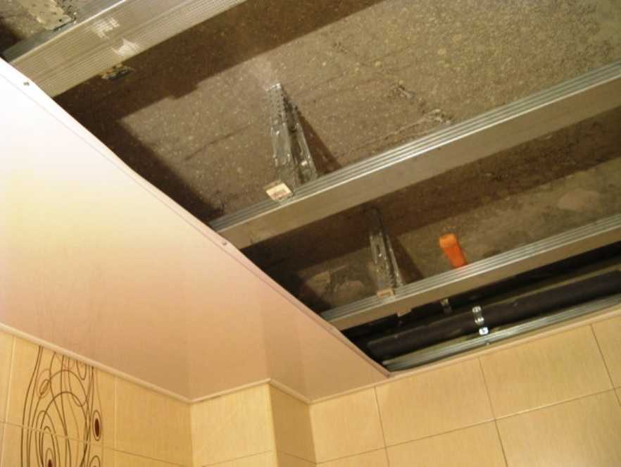 Потолок из пластиковых панелей: как сделать и установить своими руками, каким образом выбрать и обшить каркас, как и чем к нему крепить пвх?