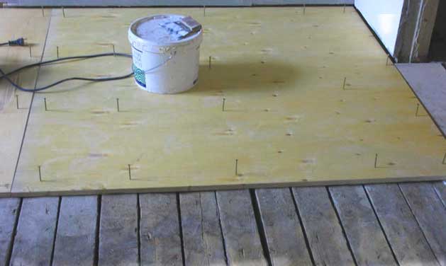 Как стелить линолеум на деревянный пол? 62 фото: правильная укладка своими руками, как выбрать клей и утеплитель