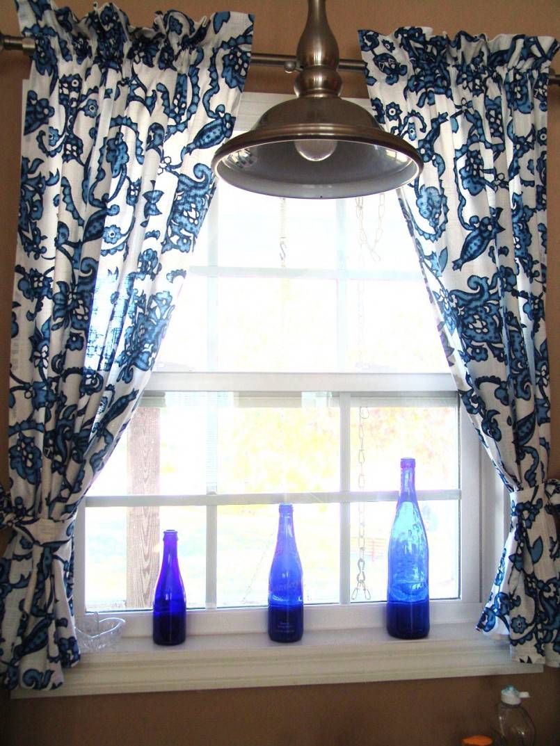 синие шторы в интерьере кухни фото