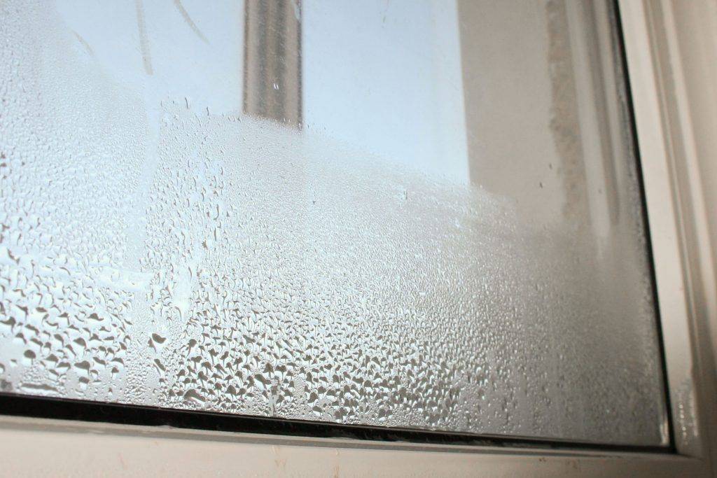Почему потеют пластиковые окна, откуда конденсат внутри окна, что делать если пластиковые окна потеют