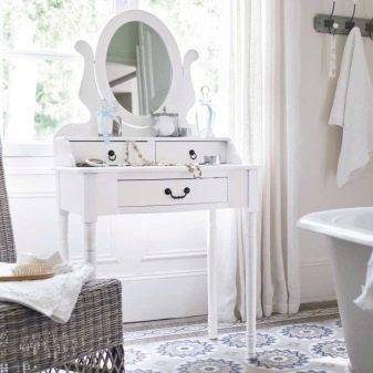 Белый туалетный столик с зеркалом: модель с овальным зеркалом, узкие варианты с поверхностью глянец и позолотой