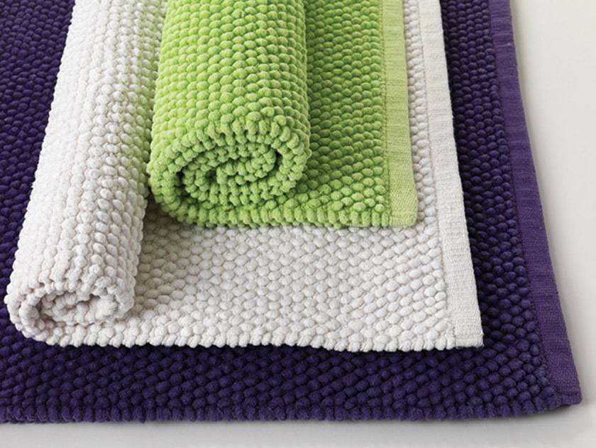 Резиновые коврики в ванную: модели на прорезиненной основе для ванной комнаты в рулонах для детей