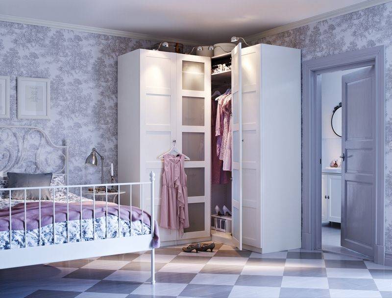 Распашные угловые шкафы (21 фото): с двумя дверями, однодверный и г-образный модульный шкаф для одежды