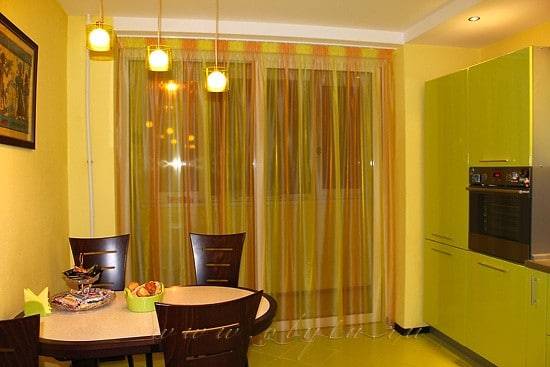 Шторы на кухню с балконной дверью: какие выбрать, фото современных вариантов дизайна