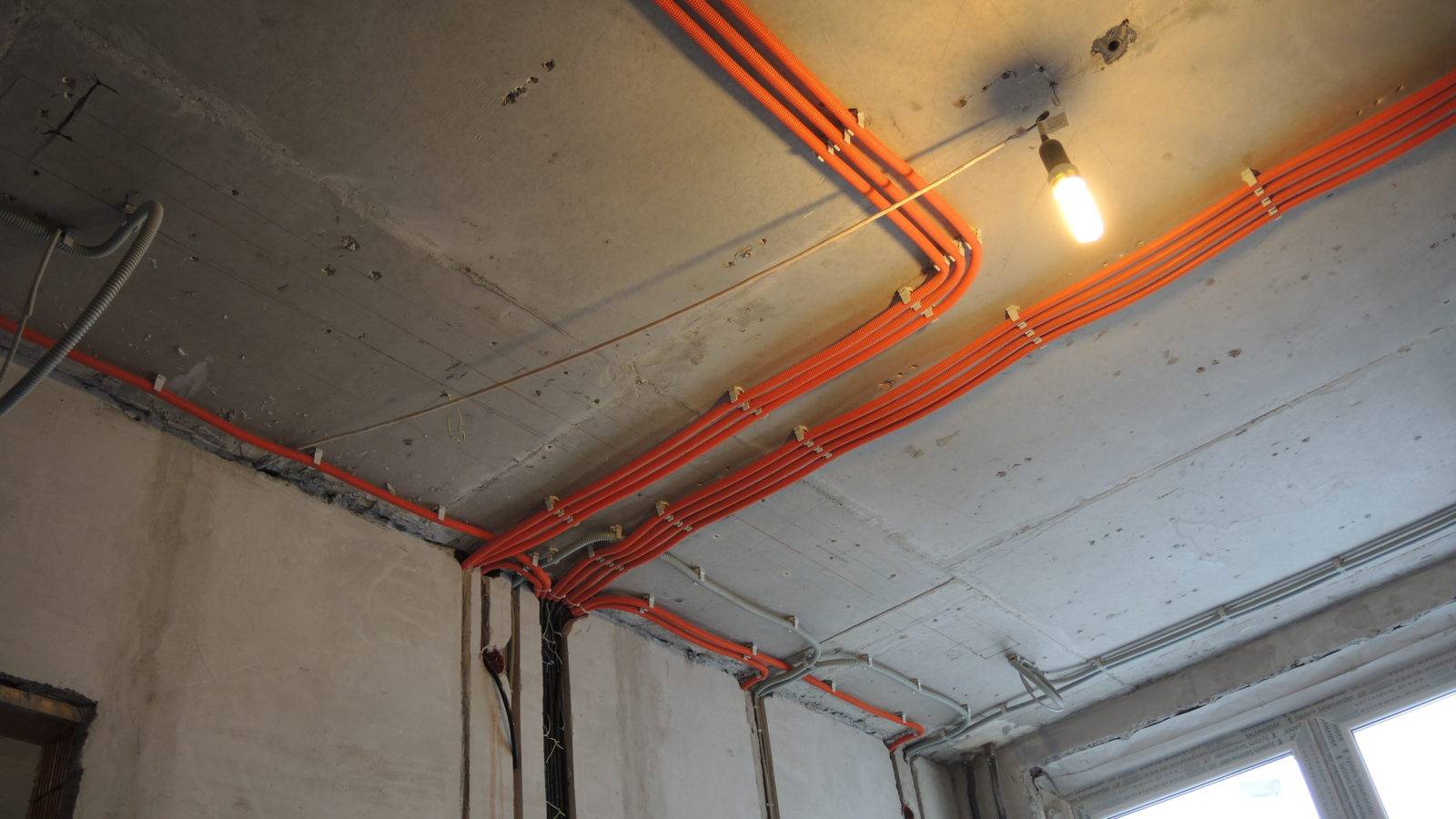Потолочная система электроснабжения по деревянному потолку и безопасная прокладка проводки