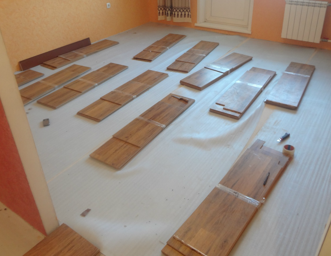 Откуда правильно начинать класть ламинат