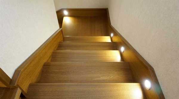 Светильники для лестницы (74 фото): варианты  подсветки ступеней в частном доме, светодиодное освещение с датчиками движения