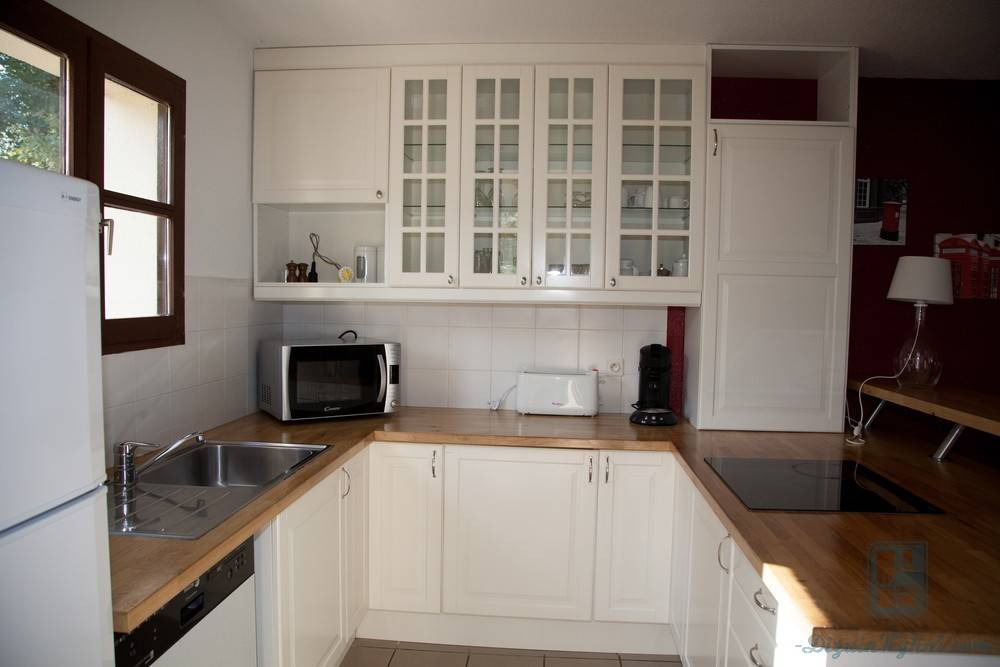 Белая кухня с деревянной столешницей – модные тренды (28 фото)