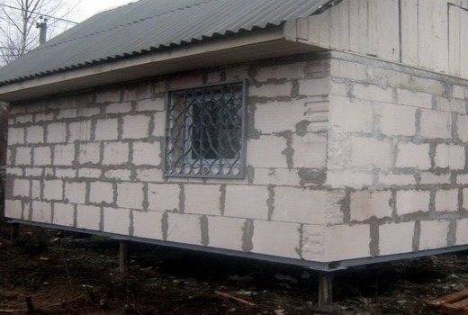 Дом из газобетона на винтовых сваях: этапы строительства, преимущества