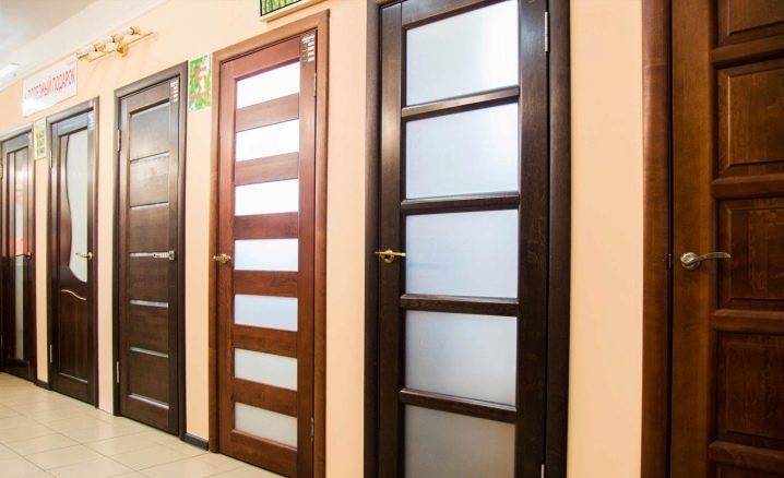 Плюсы и минусы дверей из экошпона