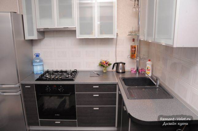 Угловые кухни с мойкой в углу: фото моделей из разных материалов и различной компоновки, советы по выбору