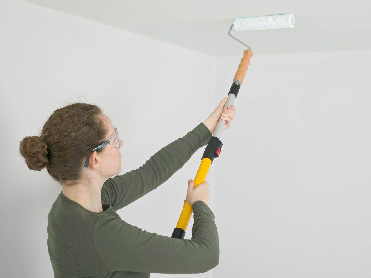 Как белить потолок: подготовка поверхности и технология побелки (+26 фото)