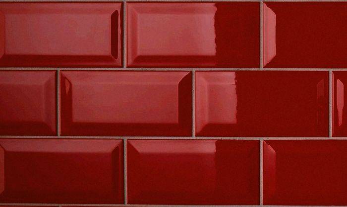 Рельеф и акценты: идеи использования белого кирпича в интерьере комнат