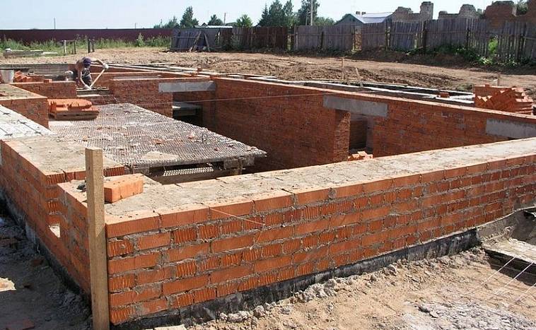 Цоколь из кирпича: выбор кирпича и особенности кладки