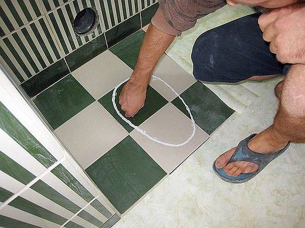 Крепление для унитаза: как закрепить на кафельном полу из плитки без сверления, чтобы не шатался, выбор крепежа, как правильно крепится