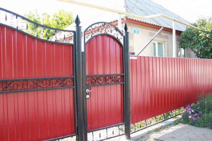 Ворота кованые деревянные