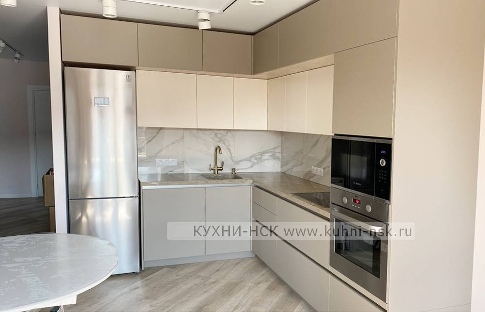 Кухня до потолка (50 фото): кухонные гарнитуры с антресолями в интерьере комнаты, угловые конструкции с высокими верхними шкафами, белые кухни от пола до потолка