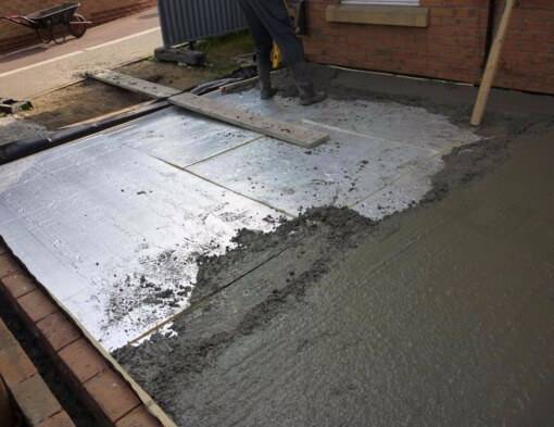Как сделать бетонный пол в частном доме своими руками - инструкция!