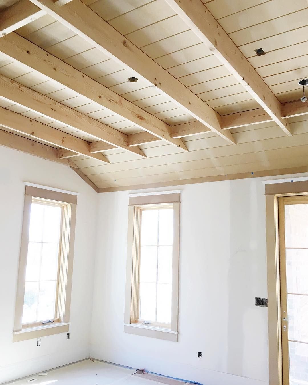 Способы отделки потолка. Потолок в деревянном доме. Отделка деревянного потолка. Отделка потолка в деревянном доме. Потолок обшитый деревом.