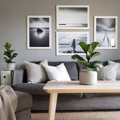 Как украсить стену над диваном в гостиной — варианты оформления