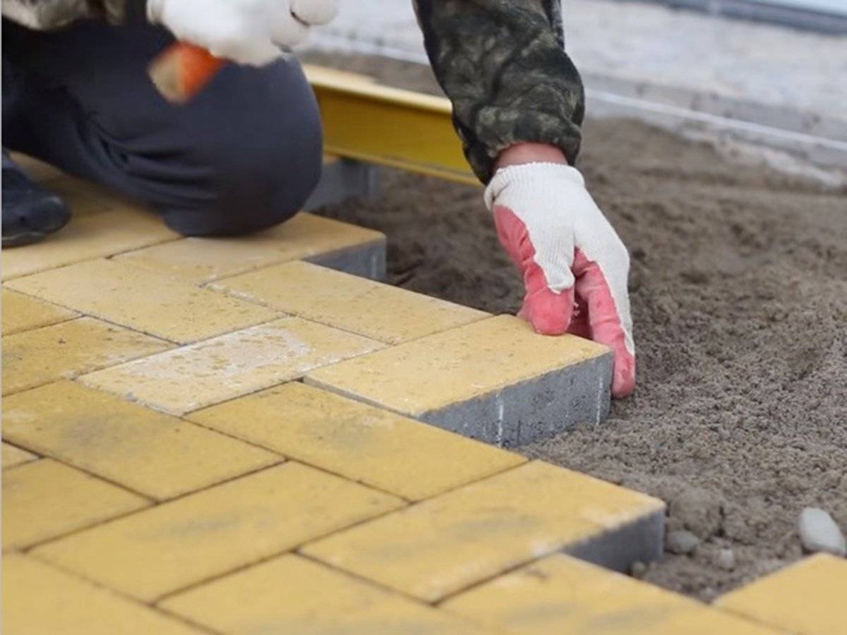 Почему брусчатка теряет свой вид уже через год: хитрости укладки