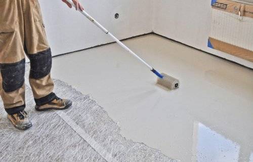 Как и чем выровнять бетонный пол в квартире своими руками