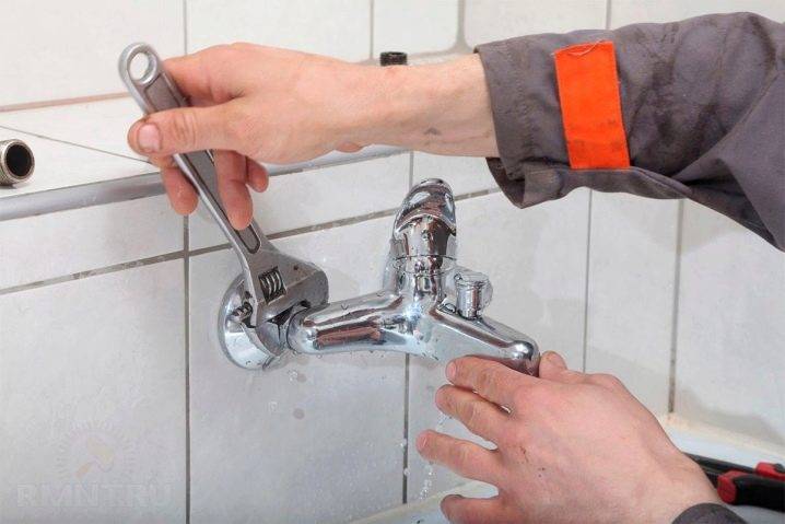 Смеситель для ванны и раковины с длинным или выдвижным изливом: критерии выбора