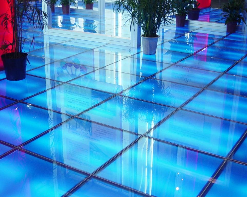 Стеклянные полы и их невероятный эффект в интерьере