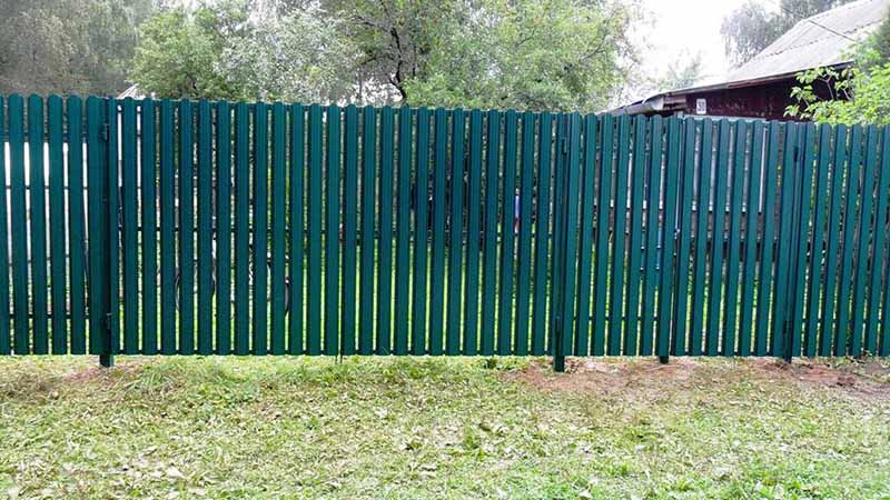 Как сделать забор из деревянного штакетника своими руками - пошаговая инструкция, фото и видео