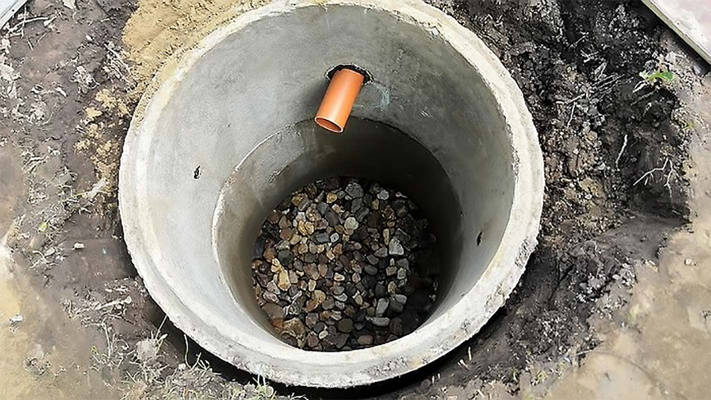 Причины по которым стоит вода в выгребной яме: рекомендации и советы