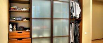 Угловой шкаф (78 фото): платяной узкий в комнату для одежды с полками и со штангой