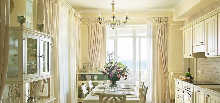Шторы на кухню с балконной дверью (31 фото): как выбрать, модные тренды 2019 года