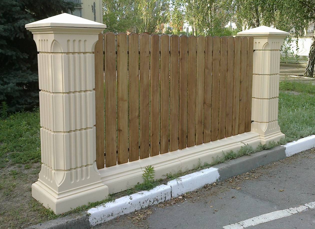 Какие материалы используются для облицовки заборных столбов