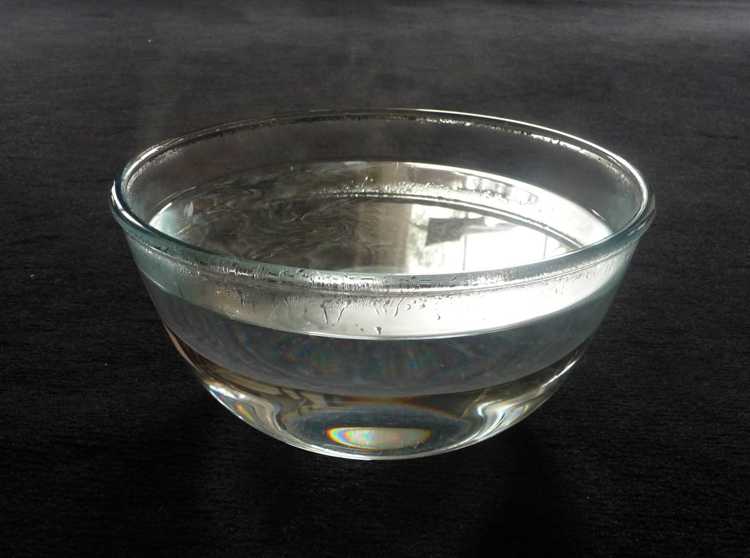 Если опустить металлическую миску в воду то. Чаша для воды. Миска с водой. Вода в прозрачной миске. Глубокая тарелка с Йодой.