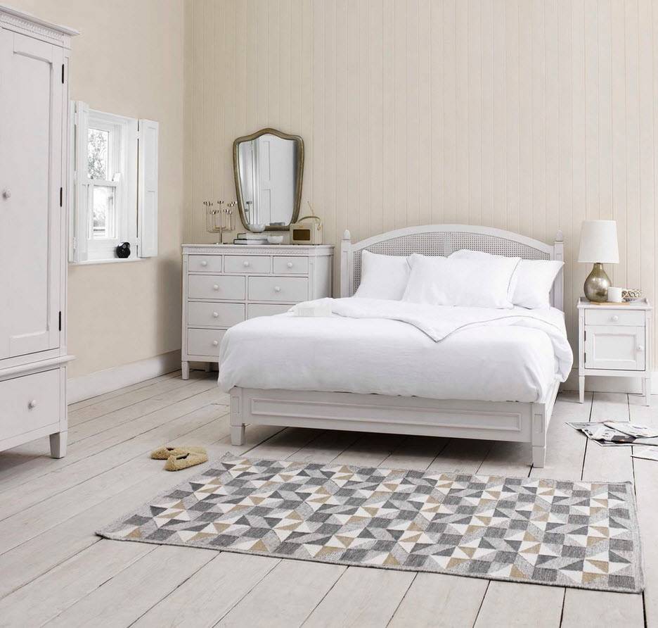 Прикроватный коврик для спальни (28 фото): эффектные настенные ковры в интерьере