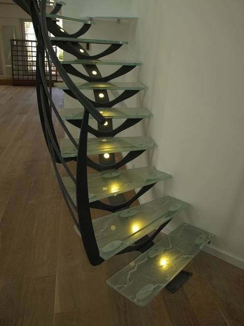 Подсветка лестницы в доме: правила выбора, разновидности приборов, плюсы светодиодной ленты