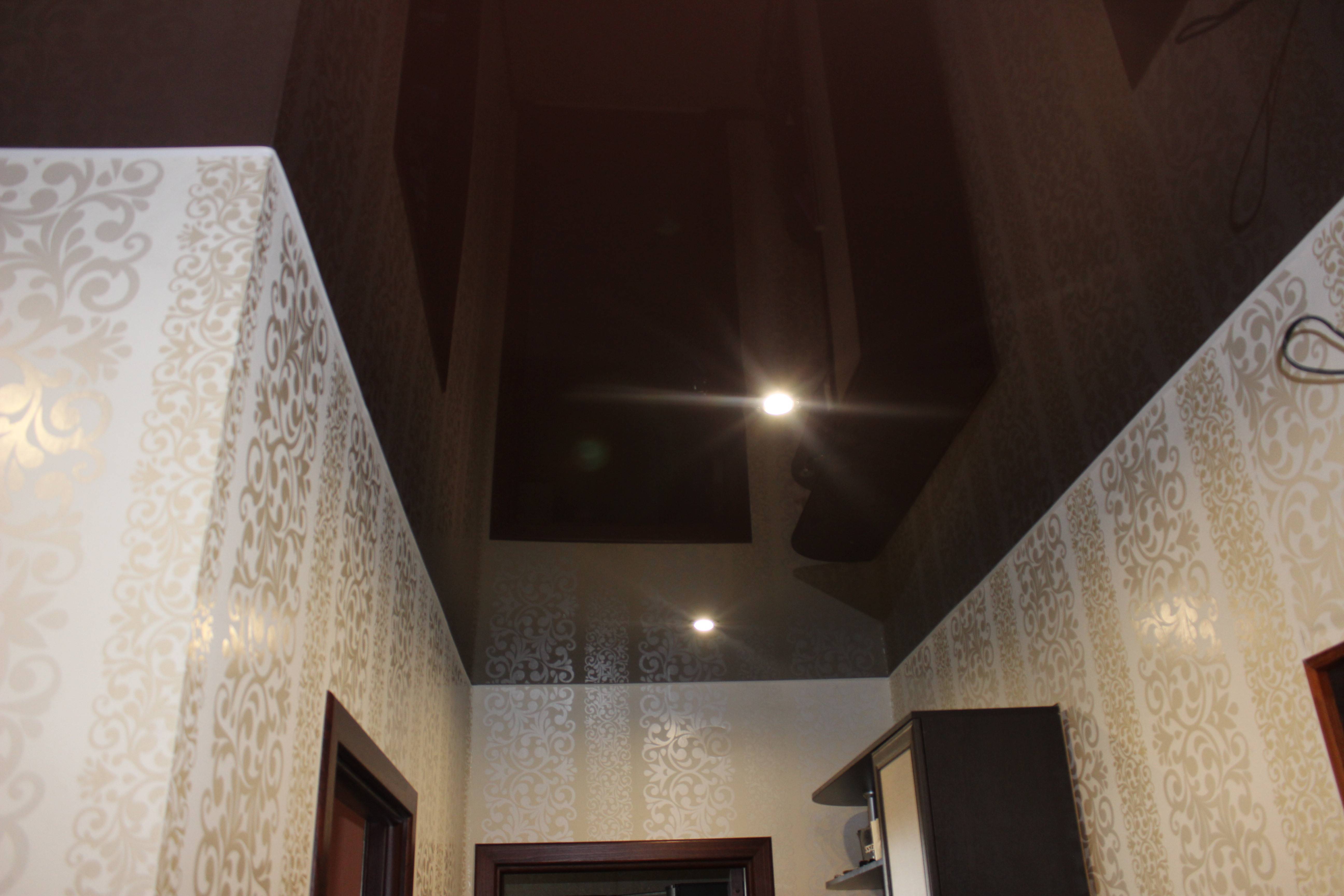 Коричневый потолок в интерьере — фото идей потолка шоколадного оттенка