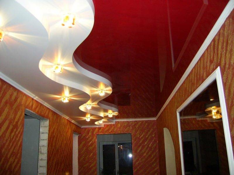 Натяжной потолок в коридоре (71 фото): дизайн потолка в узкой и длинной прихожей, варианты с точечными светильниками и двухуровневые конструкции в квартире, черные и глянцевые виды