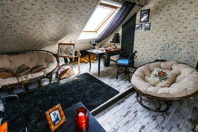 Шторы на мансардные окна: треугольные занавески в мансарде со скосом, оформление помещения с косыми стенами и неровным потолком