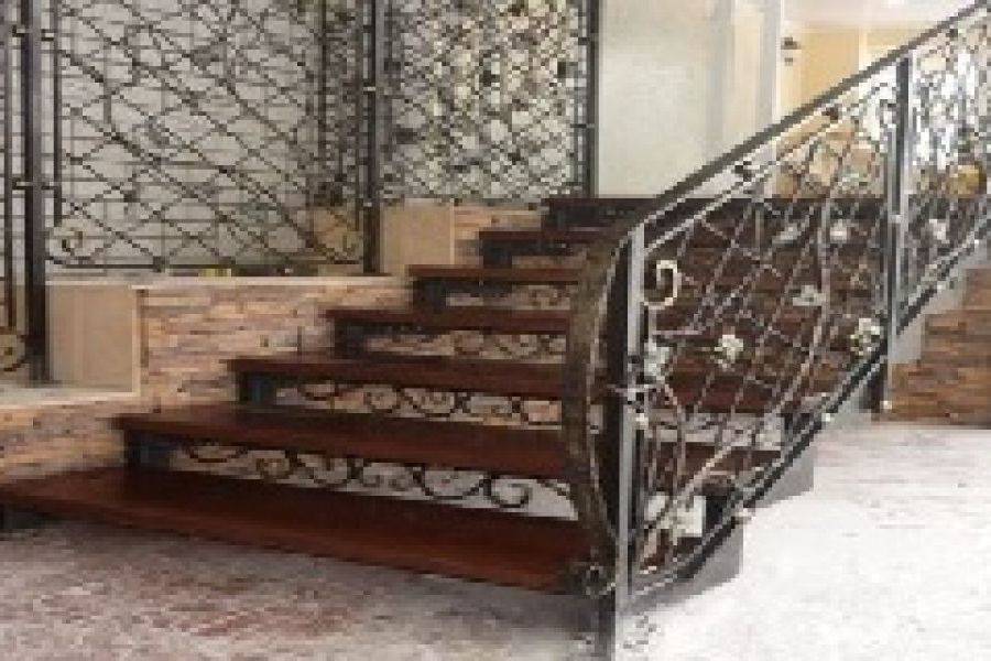 Крыльцо для частного дома из металла: преимущества, виды конструкций и способы изготовления