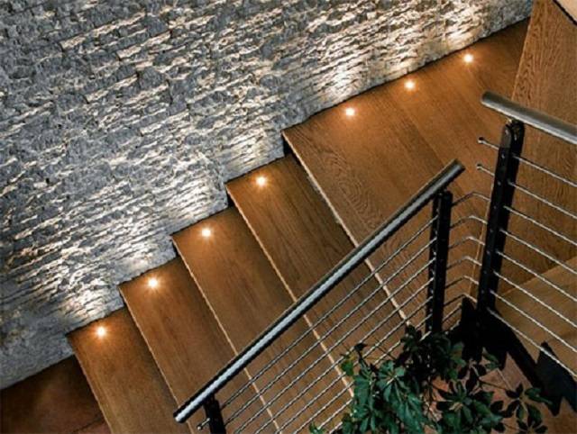 Освещение лестницы на второй этаж в частном доме или коттедже, как сделать автоматическую подсветку ступеней светодиодной лентой